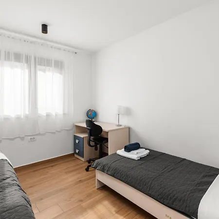 Em Apartment *