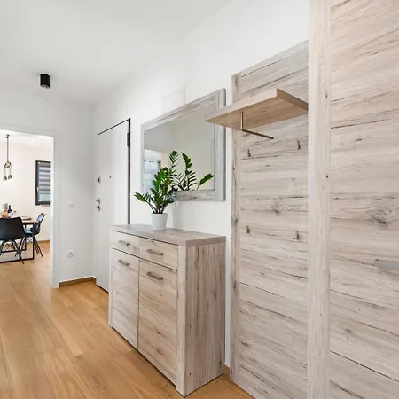 Em Apartment *